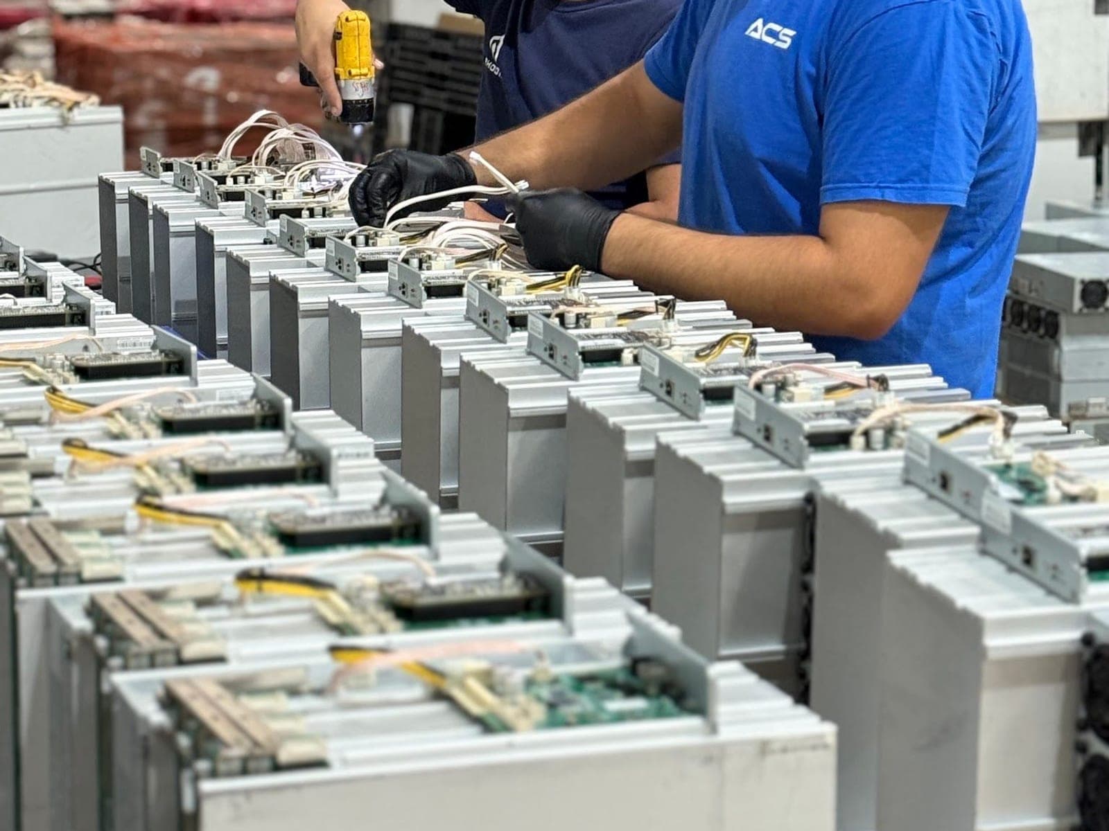 ACS technicians rebuilding miners along the consolidation line